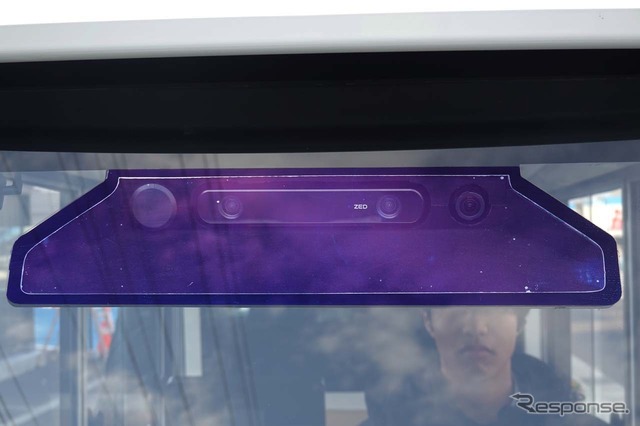 CiKoMa(サイコマ)の前方検知用に備えられたステレオカメラと単眼カメラ