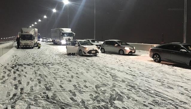 2022年1月6日の大雪:車両の滞留(首都高速中央環状線)