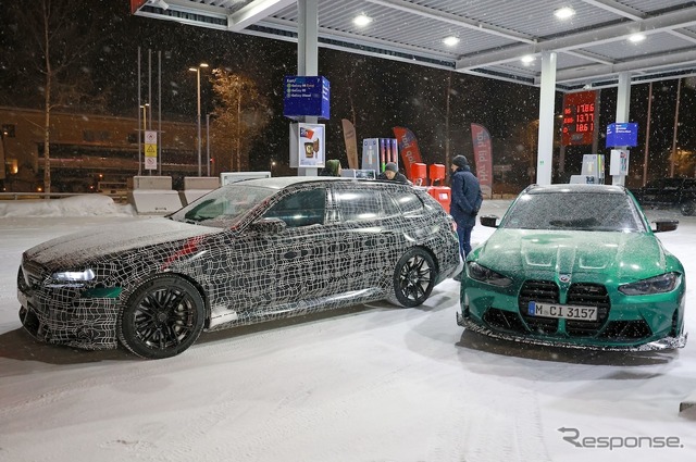 BMW M5ツーリング 新型プロトタイプ(左)とM3 CS ツーリング プロトタイプ(右)