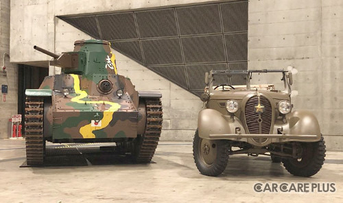 左から「九五式軽戦車/撮影用プロップモデル」と、フルレストアに成功した、日本初の小型四駆「くろがね四起前期型」