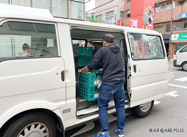 「第一弾 まなご出張マルシェ」で販売された野菜を軽バンからおろしているところ