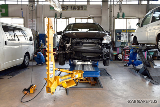 カナザワ鈑金には、国内にわずかしかない「フレーム修正機」を導入。 大きな事故でダメージを受けた車両も修理できる