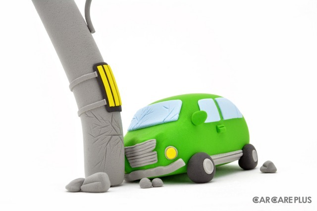 自分で車をぶつけてしまった時に必要な保険は？