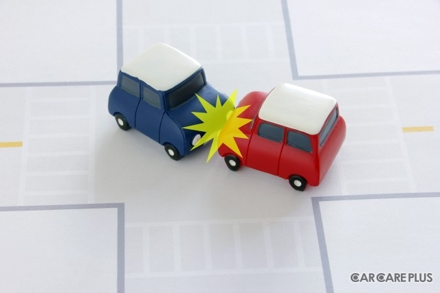 相手の車を壊してしまった時に必要な保険は？