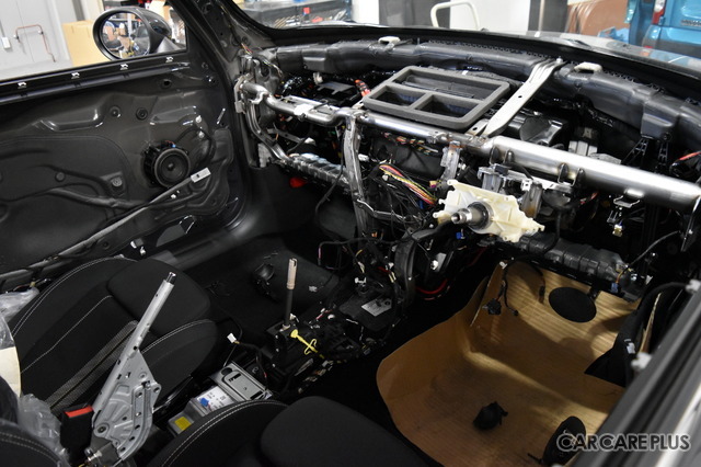 施工のため一時分解された車内