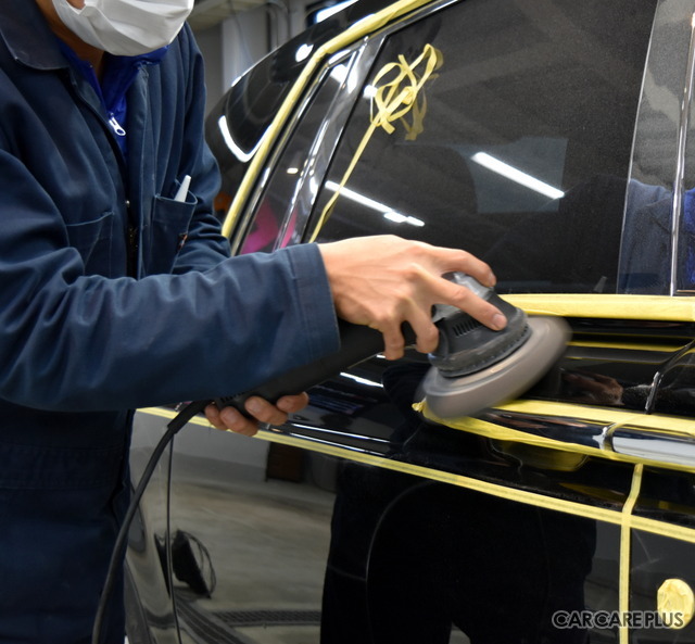 1階が洗車・コーティングブース、2階にレザー施工のブースが完備