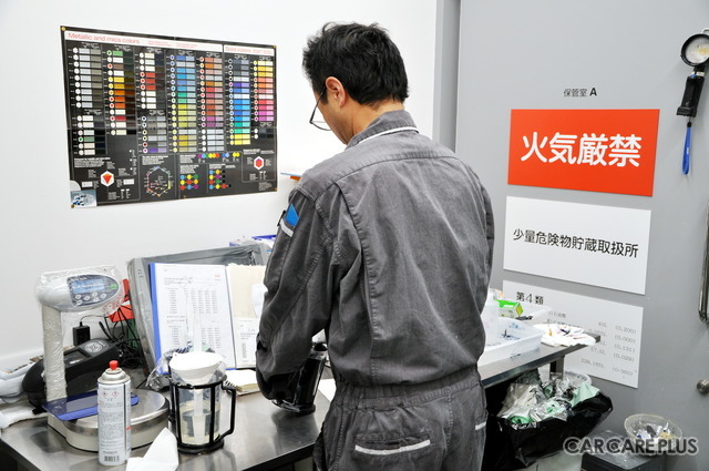 調色作業の様子。「シンナーのニオイがしなくて作業がしやすい」とのこと