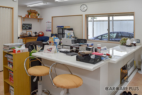 明るく清潔感あるサービス受付。受付フロント・接客対応の品質も“信頼できる修理工場”の大切な1つのポイントだ