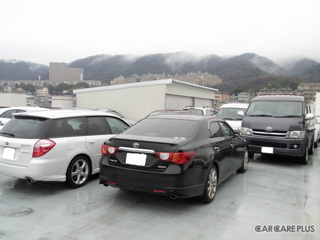 屋上からは箕面山が一望できる