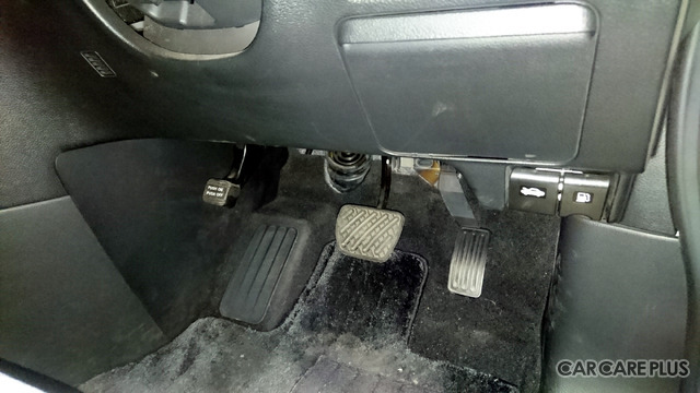 メーカーや車種によりけりだが、運転席の足元などにOB2コネクターが装備されていることが多い