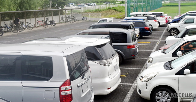 今の学生用の駐車場にはノーマル車が目立つ。一昔前はカスタムカーもズラリと並んでいたそうだ