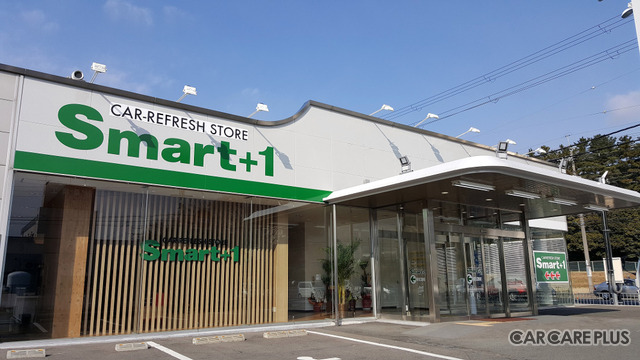 2月9日にオープンした「smart+1茨木西店」。ガラス貼りのオープンな雰囲気が印象的だ