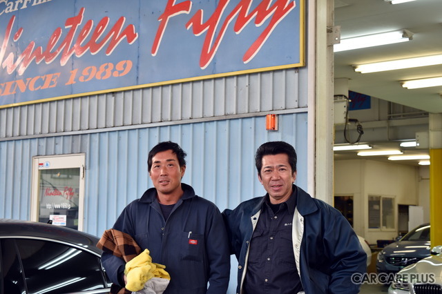 山川社長（右）とスタッフ