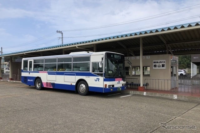 西日本JRバス、ニューエアロスター。桧山駅にて