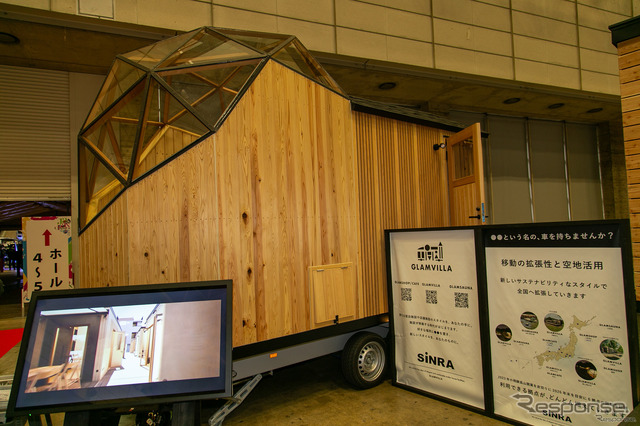 大きなドーム型の窓と木造の車体が目を引くドームサウナ