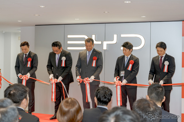テープカットの様子(左からBYD Auto Japan 営業部長 花岡哲氏、D&Dマネージメント代表取締役社長 村脇学氏、BYD Auto Japan 代表取締役社長 東福寺厚樹氏、自民党北海道第一選挙区支部長 かとう貴弘氏、BYD Auto札幌西店長 高松圭氏)
