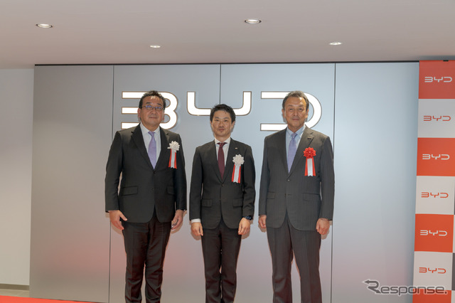 左からD&Dマネージメント代表取締役社長 村脇学氏、BYDオート札幌西店長 高松圭氏、BYDオートジャパン代表取締役社長 東福寺厚樹氏