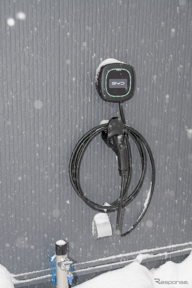 ユアスタンドが提供するWallbox社製のEV充電器「Pulsar Plus」。ユアスタンドの担当者は、「毎日試乗車などを充電するディーラー店舗において、基本的な充電性能の高さや、ケーブルの取り回しといった使い勝手の良さはスタッフの負担を減らすことにもつながる」と話す