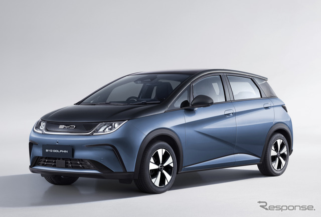 BYD『ドルフィン(DOLPHIN)』。日本市場向けモデルはコンパクトEVとして全高1550mmに設定。機械式駐車場でも問題無く駐車できる。また安全・運転支援システムを標準装備するだけでなく、幼児置き去り検知システムや、誤発進抑制システムなど事故を未然に防ぐシステムも標準装備となっている。