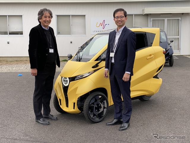 右がLean Mobility社の谷中壯弘社長。トヨタで20年前からパーソナルモビリティの企画や開発を手掛け、i-ROADやC+Podなどのチーフエンジニアを歴任してきた。左はフィアロの平田滋男デザインディレクター。Lean Mobility社の設立以来、谷中社長と共に『Lean 3』の開発に携わってきたデザイナーだ。