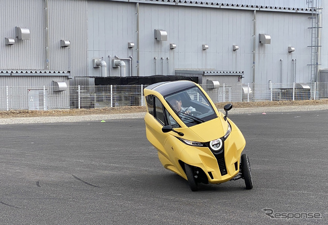 車速や舵角に応じてコンピューター制御で車体を傾斜させる「アクティブリーン機構」を基本的にi-ROADから踏襲しながら、Lean 3はそこに同じくバイワイヤのステア機構も加えている。操舵と共に車体が傾斜しながら旋回する感覚は、ファン・トゥ・ドライブそのものだ。