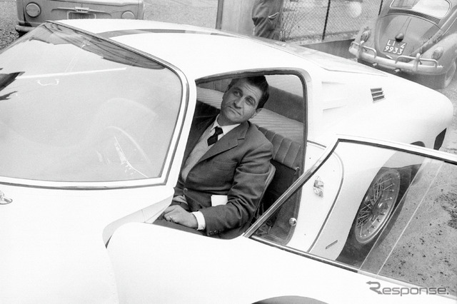 自身が設計したイソ・リヴォルタ・グリフォA3に座るジョット・ビッザリーニ