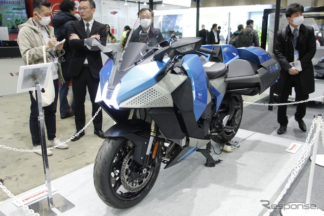 「H2 & FC EXPO 水素燃料電池展」の川崎重工ブースに展示された、カワサキの水素エンジンモーターサイクル(プロトタイプ)