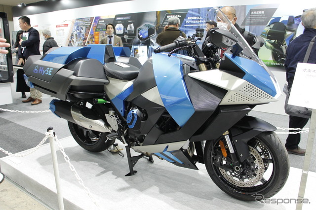 「H2 & FC EXPO 水素燃料電池展」の川崎重工ブースに展示された、カワサキの水素エンジンモーターサイクル(プロトタイプ)