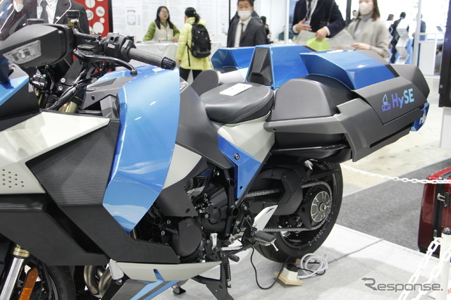 「H2 & FC EXPO 水素燃料電池展」の川崎重工ブースに展示された、カワサキの水素エンジンモーターサイクル(プロトタイプ)