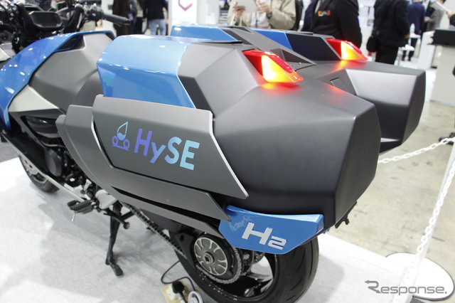 「H2 & FC EXPO 水素燃料電池展」の川崎重工ブースに展示された、カワサキの水素エンジンモーターサイクル(プロトタイプ)