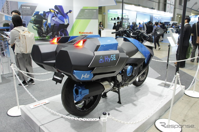「H2 & FC EXPO 水素燃料電池展」の川崎重工ブースに展示された、カワサキの水素エンジンモーターサイクル(プロトタイプ)