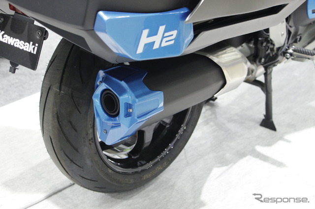 「H2 & FC EXPO 水素燃料電池展」の川崎重工ブースに展示された、カワサキの水素エンジンモーターサイクル(プロトタイプ)