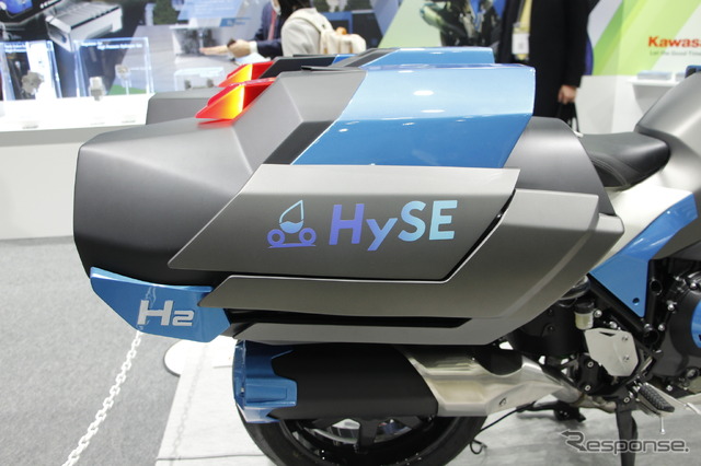 「H2 & FC EXPO 水素燃料電池展」の川崎重工ブースに展示された、カワサキの水素エンジンモーターサイクル(プロトタイプ)