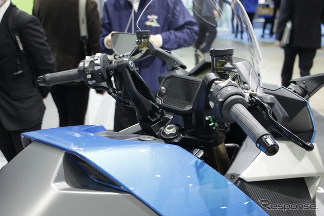 「H2 & FC EXPO 水素燃料電池展」の川崎重工ブースに展示された、カワサキの水素エンジンモーターサイクル(プロトタイプ)
