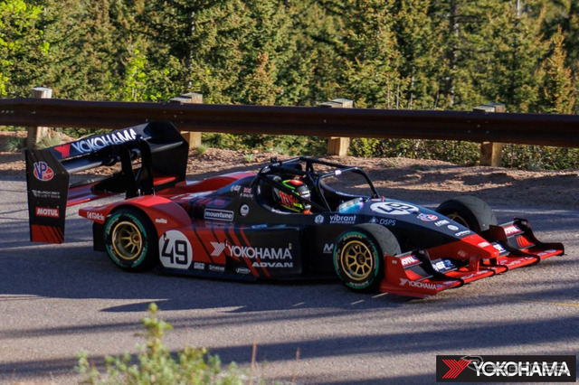 〈Pikes Peak International Hill Climb〉で総合優勝した「ADVAN」装着車(2023年)
