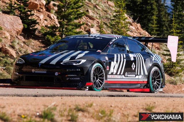 〈Pikes Peak International Hill Climb〉でバイオマス素材を使用した「ADVAN A005」装着車両(2023年)