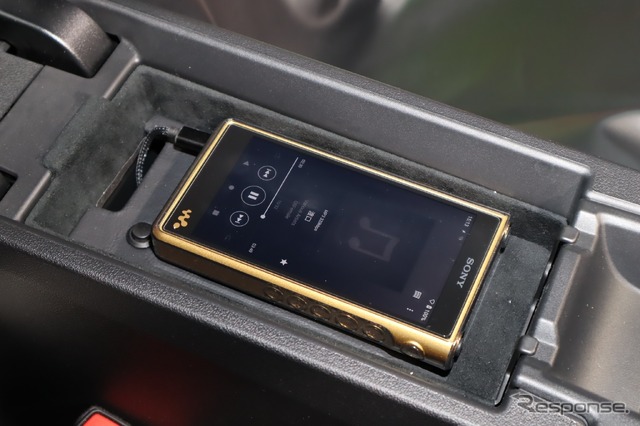 コンソール中央の小物入れにピタリとフィット。DAPはソニー・NW-WM1Z mkⅡでデジタル出しでDSPに伝送