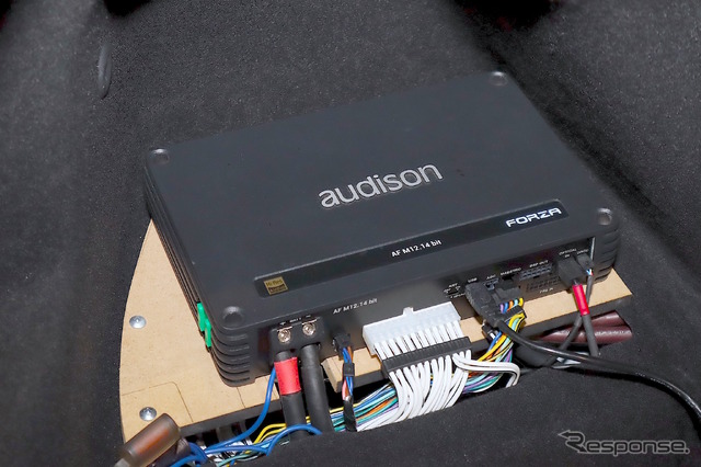 トランクルーム左脇にaudison FORZAシリーズ AF-M12.4btを搭載。(60W×12chアンプ内蔵モデル)