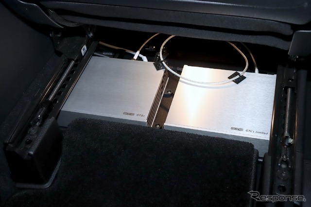 AUNE (アウネ)のGTS1(デジタルプレーヤー)とGTC-1(クロックジェネレーター)を運転席下にセット