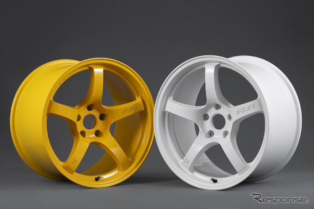 レイズ gramLIGHTS『57CR 2324 LIMITED EDITION』(左)/レイズ gramLIGHTS 57CR LTD(右)