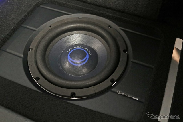 サブウーファーにはフロントスピーカーと同ブランドであるブルームーンオーディ(WX250)をチョイスする。