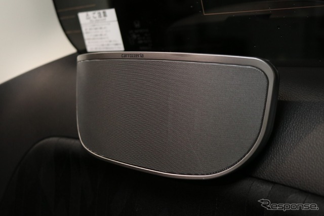 3列目の乗員にも良い音を届けたいというオーナーの願いがあって、クォーター部にカロッツェリアのサテライトスピーカーを設置する。