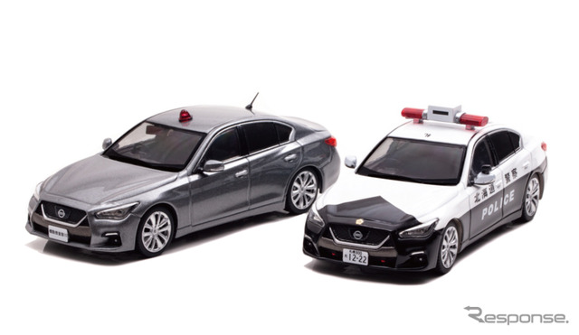 日産スカイラインGT(V37)2022警察本部刑事部機動捜査隊車両(左)/日産スカイラインGT(V37)2020北海道警察交通部交通機動隊車両(右)