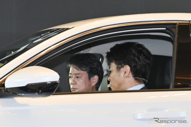 車に乗り込みアコードの最新機能を試す唐沢寿明さん