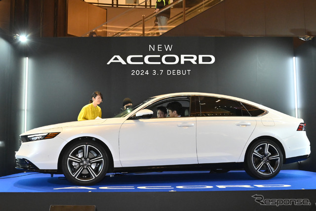 車に乗り込みアコードの最新機能を試す唐沢寿明さん
