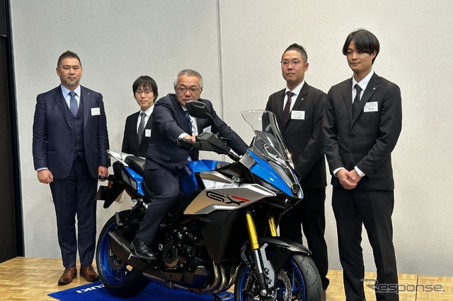 「GSX-8R」と開発チーム