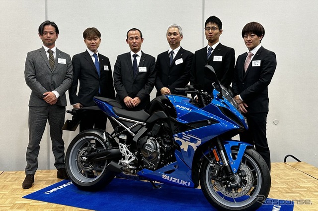 「GSX-8R」と開発チーム