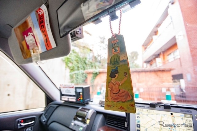 フルラッピングタクシー車内イメージ