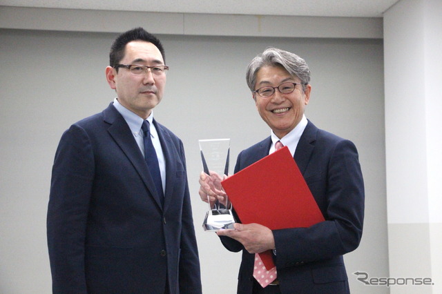 新型プリウスの開発を担当したトヨタ自動車 Toyota Compact Car Company TC製品企画 ZF 主幹の菅野伸介氏(右)と「いいクルマアワード2024」三浦和也選考委員長(左)