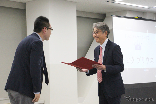 表彰状を受け取る、トヨタ自動車 Toyota Compact Car Company TC製品企画 ZF 主幹の菅野伸介氏(右)